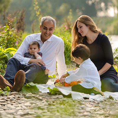 Fröhliche Familienfotos an der Ruhr | Babyfotos in der Natur