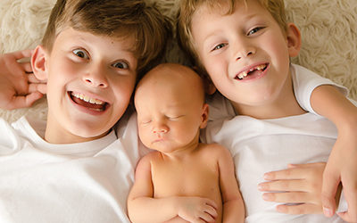 Fröhliche Geschwisterfotos und zarte Neugeborenenfotos | Julius 10 Tage alt