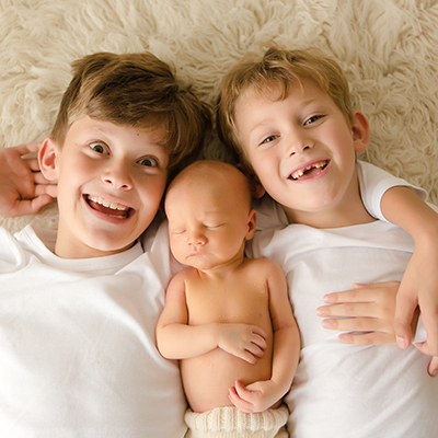 Fröhliche Geschwisterfotos und zarte Neugeborenenfotos | Julius 10 Tage alt