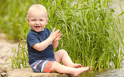 Jonas | 1 Jahr alt | Fröhliche Kinderfotos am Wasser