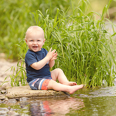 Jonas | 1 Jahr alt | Fröhliche Kinderfotos am Wasser