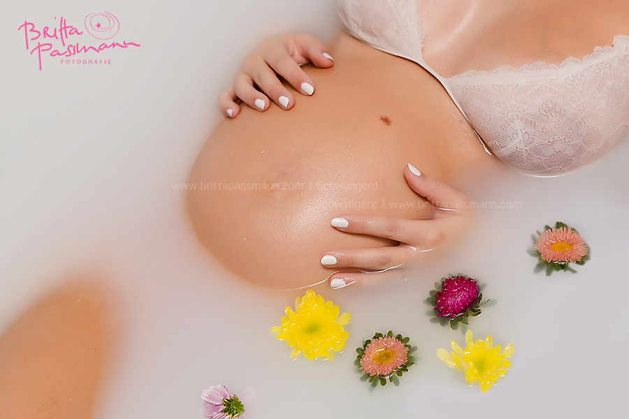 Schwangerschaftsportraits_Babybauchfotos_Babybauchfotoshooting_Fotoshooting_Dortmund_Milchportrait_Wellness_für_Schwnagere007