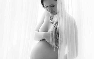 Ausgefallene Schwangerschaftsfotos in Dortmund | Babybauchfotos schwarzweiß