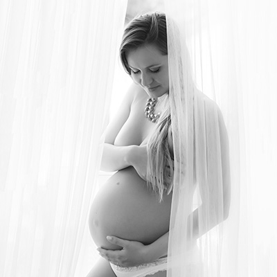 Ausgefallene Schwangerschaftsfotos in Dortmund | Babybauchfotos schwarzweiß