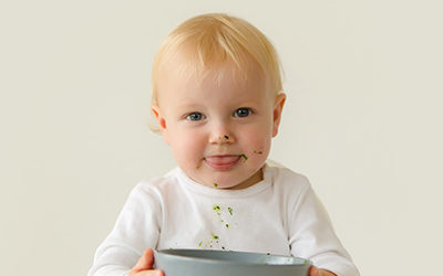 Ich kann schon alleine essen – Jonas 16 Monate – Fotoshooting im Studio – Kinderfotos in Dortmund