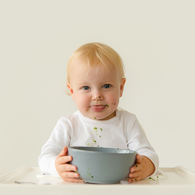 Ich kann schon alleine essen – Jonas 16 Monate – Fotoshooting im Studio – Kinderfotos in Dortmund
