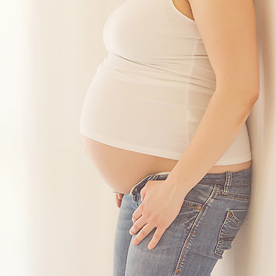 Moderne Babybauchfotos im Fotostudio in Dortmund