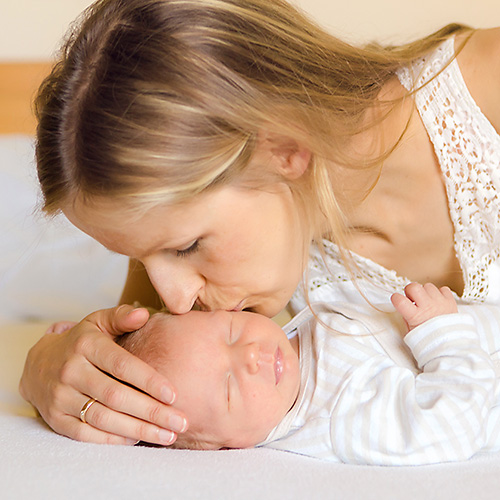 Wie ihr euch immer wieder an die erste Zeit mit eurem Baby zuhause erinnern könnt | Neugeborenenfotoshooting im eigenen Zuhause