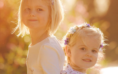 Fröhliche Geschwisterfotos Dortmund | Familienfotoshooting an der Ruhr