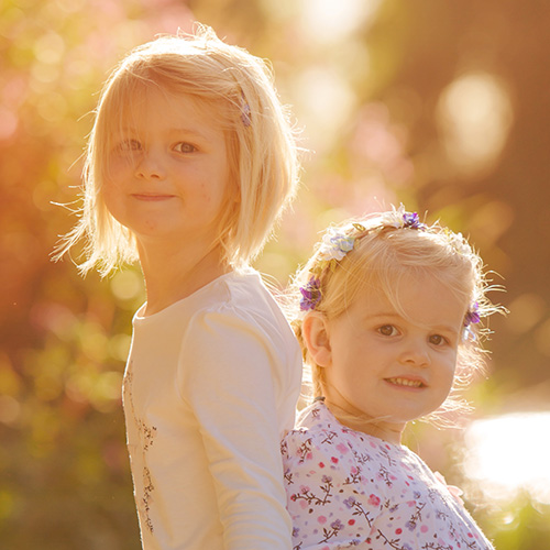 Fröhliche Geschwisterfotos Dortmund | Familienfotoshooting an der Ruhr