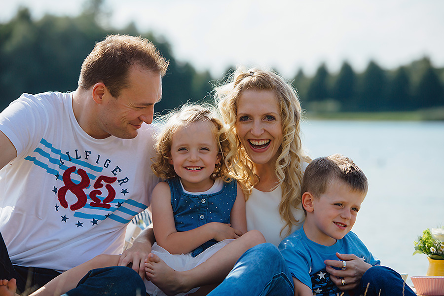 Picknick am Strand – ungezwungene Familienfotos