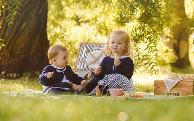 Schöne Familienfotos in der Natur – Kinderfotos draußen