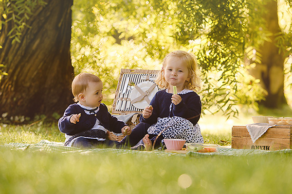 Schöne Familienfotos in der Natur – Kinderfotos draußen