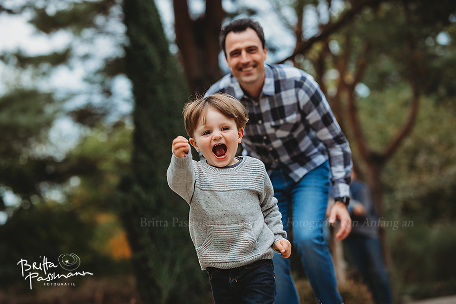 Herbstliche Kinderfotos und Familienfotos draußen in der Natur
