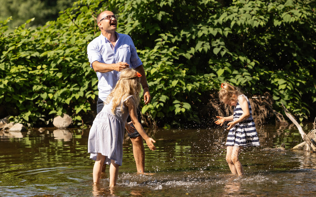 Sommer am Fluss – Familienshooting und unbeschwerte Kinderfotos am Wasser